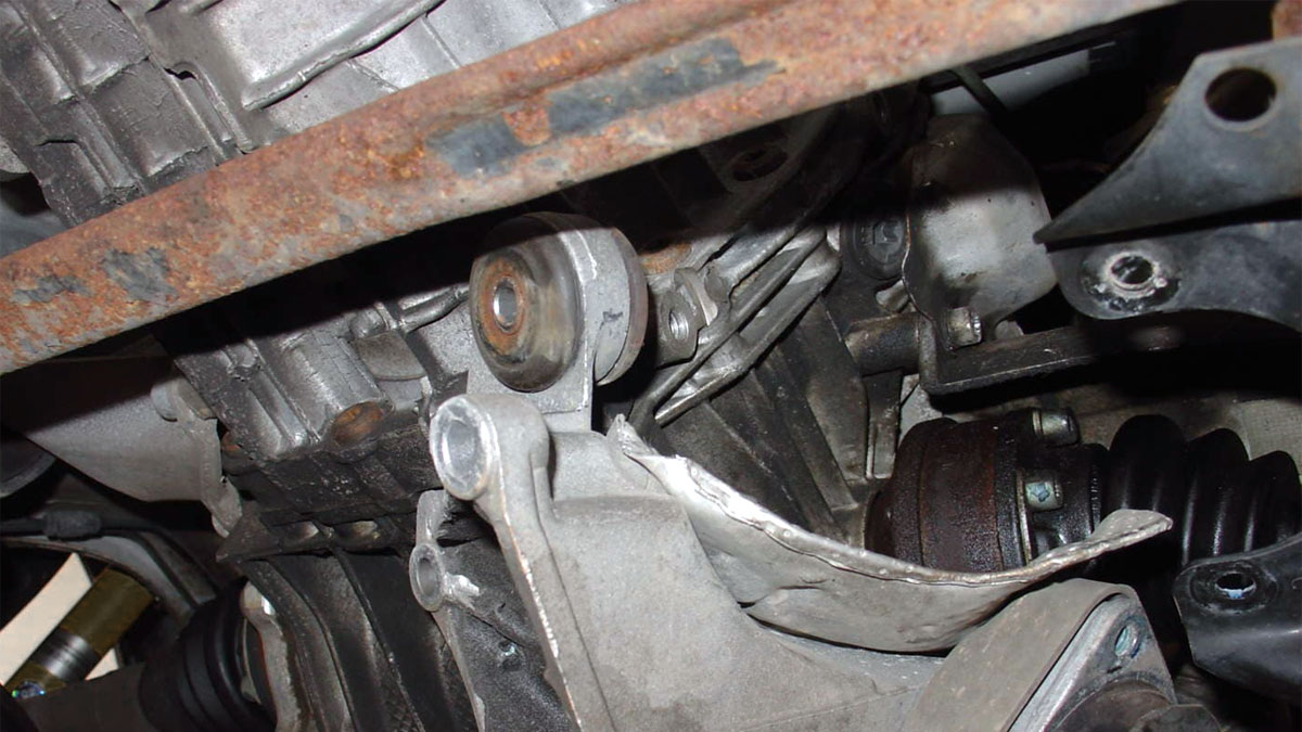 विफल ट्रांसमिशन माउंट के 6 संकेत (और प्रतिस्थापन लागत)